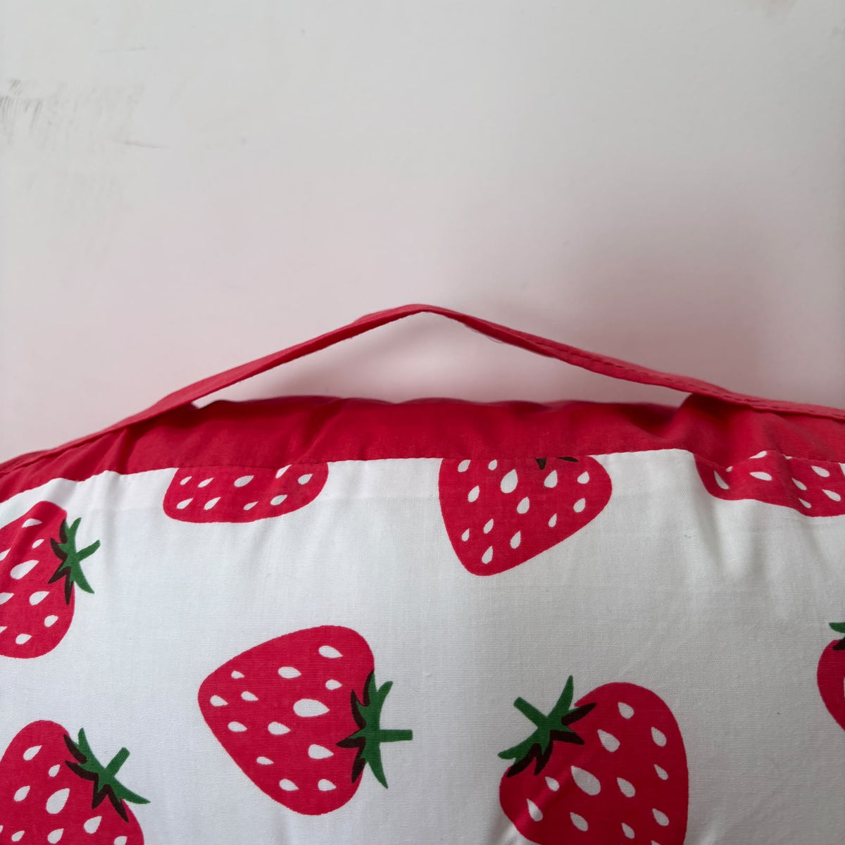 Feeding Pillow ( Strawberry ) MN01