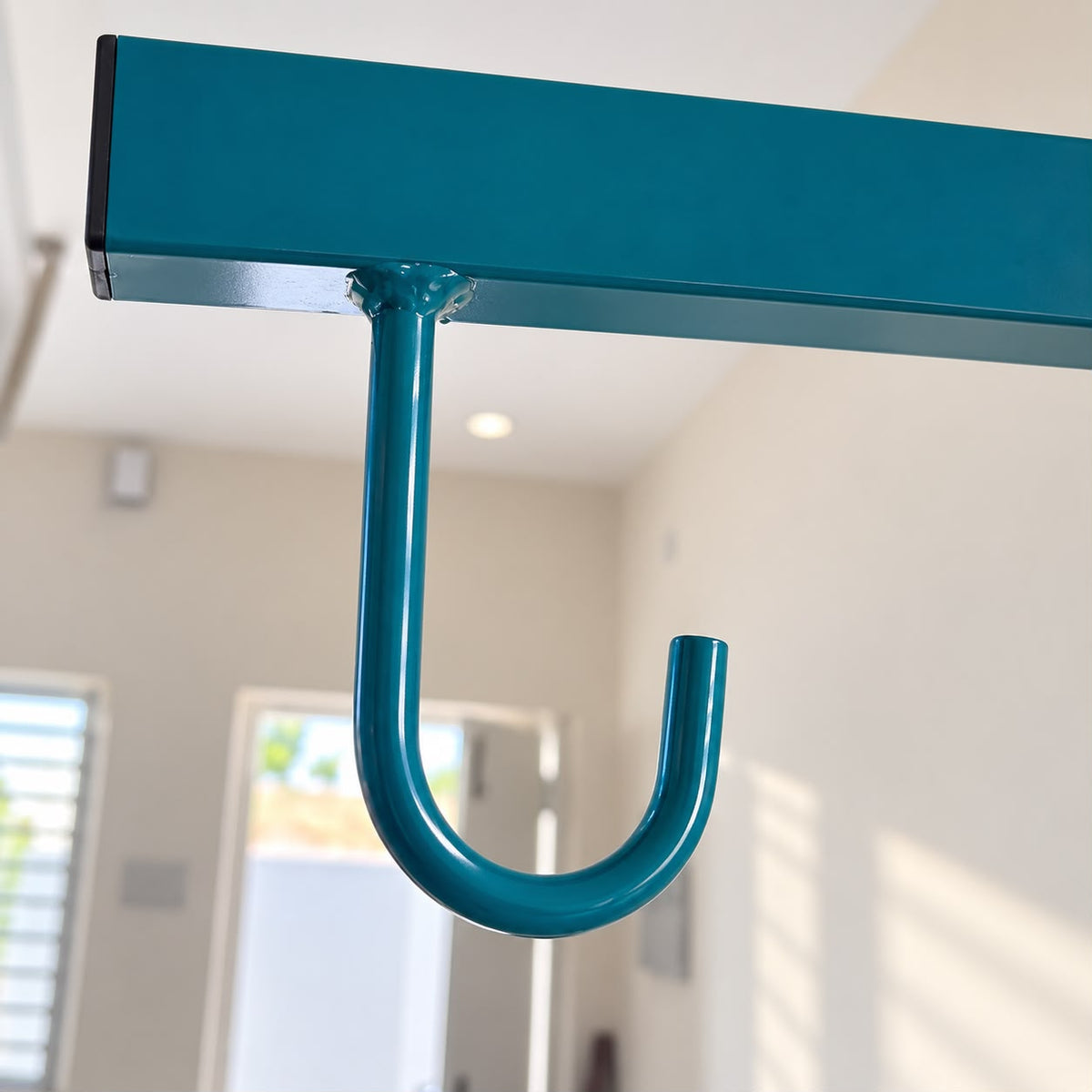 Window Hanger MN01