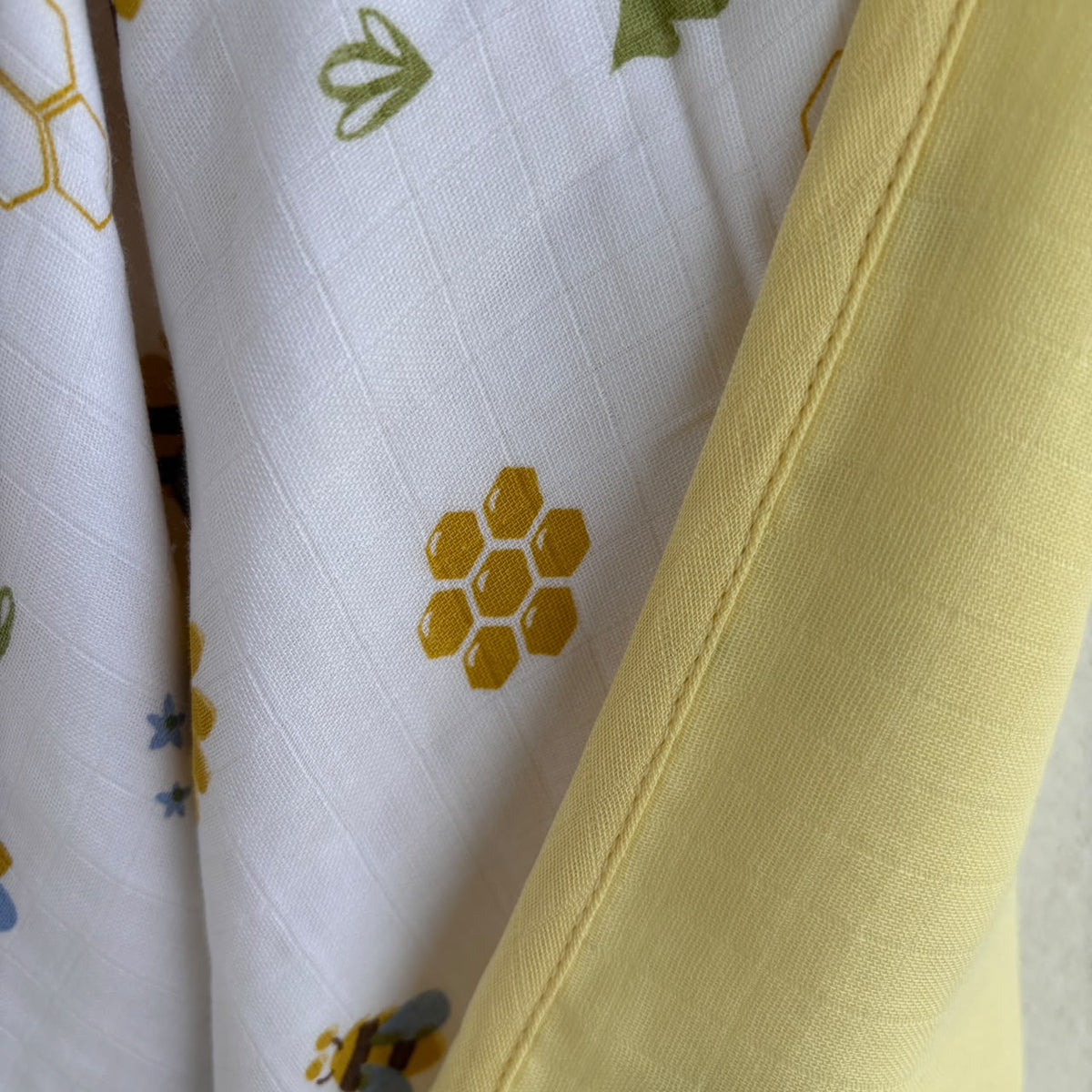 Muslin 6 layer Reversible Blanket MN01 ( Honeybee)