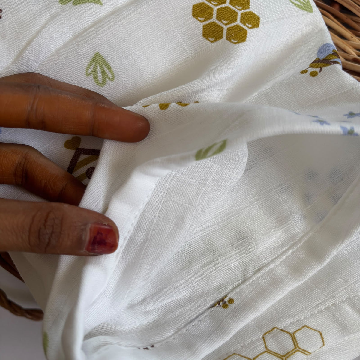 Breast Feeding Apron \ Nursing cover ( Honeybee ) MN01